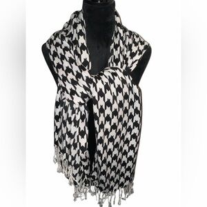 Houndstooth Scarf With Fringe